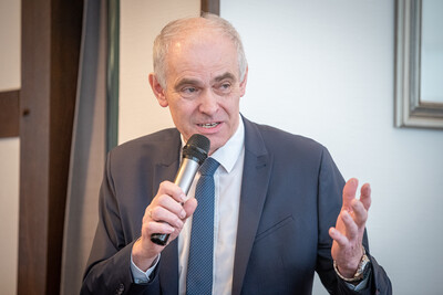 Kreislandwirt Johannes Sch&uuml;rbrock w&auml;hrend der Verabschiedung des Osnabr&uuml;cker Bezirksstellenleiters Ludger Bernhold am 27.02.2026 in Bohmte.