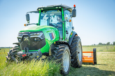 Elektrotraktor des chinesischen Herstellers Xeevo beim Praxistag Alternative Antriebsenergien für Landmaschinen am 01.07.2025 im LBZ Echem.