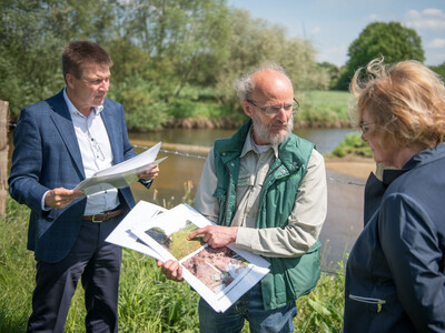 Ergebnisse und Herausforderungen der Nutriajagd: Fachleute der LWK, Vertreter*innen der J&auml;gerschaft sowie des Unterhaltungsverbandes am 11.05.2022 beim Treffen mit Agrarministerin Barbara Otte-Kinast an der Vechte bei Quendorf (Grafschaft Bentheim).