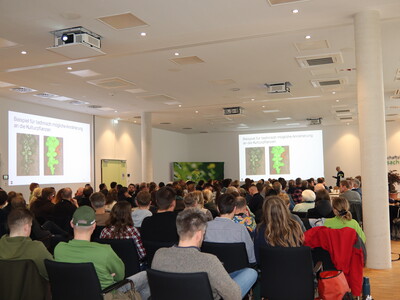 Vollbesetzter Vortragsaal