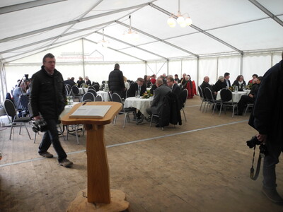 Nach dem Rundgang versammelten sich die etwa 100 Gäste im eigens aufgebauten Zelt - © Dr. Hans-Gerd Brunken Nach dem Rundgang versammelten sich die etwa 100 Gäste im eigens aufgebauten Zelt