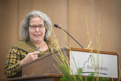 Viola Molkenthien (Bundesministerium für Ernährung und Landwirtschaft) auf der Leguminosen-Tagung am 10.01.2025 auf Burg Warberg.