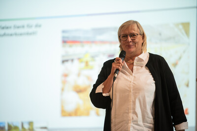 Silke Schierhold (LWK) f&uuml;hrte durch den zweiten Themenblock des Vortragsprogramms beim Fachgespr&auml;ch Legehenne 2026