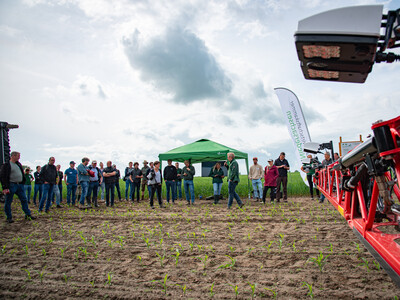 Spot-Spray-f&auml;hige Feldspritze (Kverneland) beim Fach-Event &bdquo;Zwischen Acker und App &ndash; Digitalisierung Ihres Pflanzenbaus&ldquo; auf der Dom&auml;ne Schickelsheim (K&ouml;nigslutter/Kreis Helmstedt).