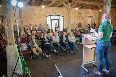 LWK-D&uuml;nge-Expertin Caroline Benecke spricht am Ende des Fach-Events &bdquo;Zwischen Acker und App &ndash; Digitalisierung Ihres Pflanzenbaus&ldquo; auf der Dom&auml;ne Schickelsheim (K&ouml;nigslutter/Kreis Helmstedt).