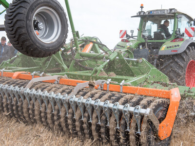 Wassersparend, bodenschonend, wirtschaftlich: Maschinenvorführung zur ultraflachen Bodenbearbeitung mit mehr als 40 Geräten in Sehnde (Region Hannover).