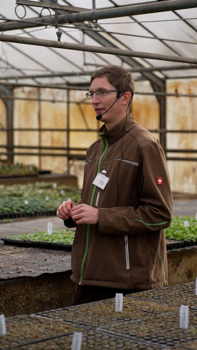 Merlin Schramm f&uuml;hrte durch den Betrieb, hier in der Jungpflanzenanzucht.