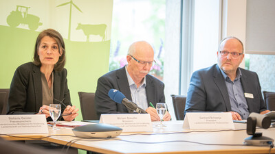 Pressekonferenz zur Vorstellung des N&auml;hrstoffberichts 2024/25 am 15.06.2026 im nieders&auml;chsischen Agrarministerium mit (v.l.) Agrarministerin Miriam Staudte, Kammerpr&auml;sident Gerhard Schwetje und Gesch&auml;ftsbereichsleiter Reno Furmanek..