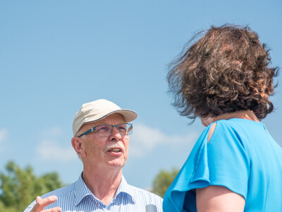 Kammerpräsident Gerhard Schwetje (l.) und Umweltsenatorin Kathrin Moosdorf beim Grünlandfeldtag der Landwirtschaftskammer Niedersachsen und der Senatorin für Umwelt, Klima und Wissenschaft am 06.08.2024 im Bremer Blockland.