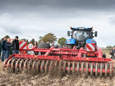 Wassersparend, bodenschonend, wirtschaftlich: Maschinenvorf&uuml;hrung zur ultraflachen Bodenbearbeitung mit mehr als 40 Ger&auml;ten in Sehnde (Region Hannover).