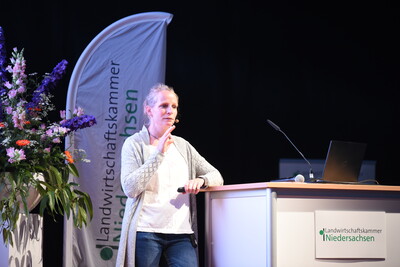 Dr. Birgit Spindler (Stiftung Tier&auml;rztliche Hochschule Hannover) als Referentin beim 1. Fachforum Schwein und Gefl&uuml;gelmast in den Emslandhallen in Lingen (07. und 08.06.2023).