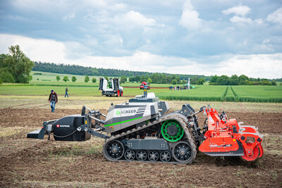 Autonomer Feldroboter (AgXeed, vorn) und intelligente Feldspritze (ARA) beim Fach-Event &bdquo;Zwischen Acker und App &ndash; Digitalisierung Ihres Pflanzenbaus&ldquo; auf der Dom&auml;ne Schickelsheim (K&ouml;nigslutter/Kreis Helmstedt).