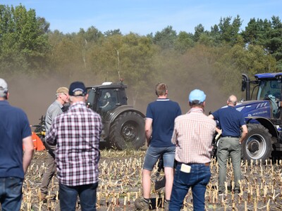Bei der Maschinenvorf&uuml;hrung &bdquo;Von der Aussaat bis zur Ernte &ndash; Techniken rund um den Maisanbau&ldquo; in Gyhum waren am 7. September 2023 insgesamt 60 Ger&auml;te und Maschinen im praktischen Einsatz zu erleben.