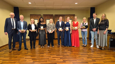 Prämierung der Jahrgangsbesten in den Kategorien: Bestes Berichtsheft, Beste Abschlussnote: Sarah Tiedtke, Lisa Krümpel, Eleftheria Zoi, Kristina-Johanna Mittelberg, Charlotte Pfeilsticker, Simon Pielage, Eva Meier zu Farwig, Joachim Hohmeier - © Sören Johannigmann Prämierung der Jahrgangsbesten in den Kategorien: Bestes Berichtsheft, Beste Abschlussnote: Sarah Tiedtke, Lisa Krümpel, Eleftheria Zoi, Kristina-Johanna Mittelberg, Charlotte Pfeilsticker, Simon Pielage, Eva Meier zu Farwig, Joachim Hohmeier