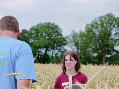 Bundessiegerin in der Kategorie Landwirtschaft I: Rebekka Niers aus Geeste (Kreis Emsland) bei der Getreidebonitur während des Finales des Berufswettbewerbs der deutschen Landjugend am 21.06.2023 im Landwirtschaftlichen Bildungszentrum in Echem.