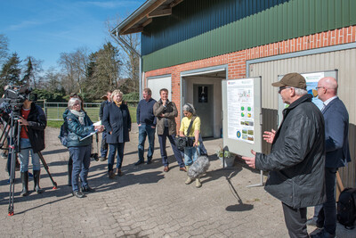 Auftakt für das Projekt zur klimaschonenden Moornutzung (MoWa) am 11.04.2022 auf dem Hof von Dirk Hanken im Ipweger Moor bei Elsfleth.