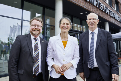 Agrarministerin Miriam Staudte (M.) mit Kammerpr&auml;sident Gerhard Schwetje (r.) und Kammerdirektor Dr. Bernd v. Garmissen beim Festakt zum 125-j&auml;hrigen Bestehen der Landwirtschaftskammer Niedersachsen am 21.05.2024 in Hannover-Ahlem.