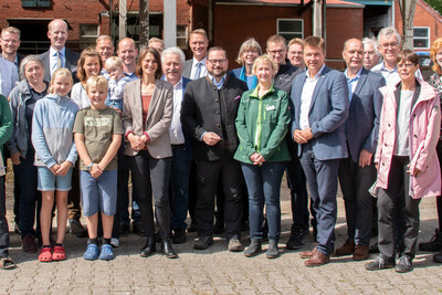 Gruppenbild mit Miriam Staudte beim Besuch auf dem Naturschutzhof in Ostfriesland