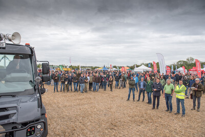 Wassersparend, bodenschonend, wirtschaftlich: Maschinenvorführung zur ultraflachen Bodenbearbeitung mit mehr als 40 Geräten in Sehnde (Region Hannover).
