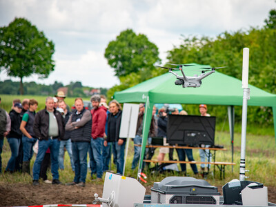 Drohne mit Dock (Kopterzentrale) beim Fach-Event &bdquo;Zwischen Acker und App &ndash; Digitalisierung Ihres Pflanzenbaus&ldquo; auf der Dom&auml;ne Schickelsheim (K&ouml;nigslutter/Kreis Helmstedt).
