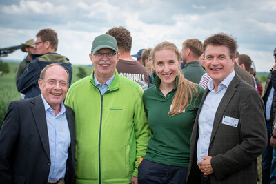 V.l.: Prof. Dr. Lothar Hageb&ouml;lling, Kammerpr&auml;sident Gerhard Schwetje, LWK-D&uuml;nge-Expertin Caroline Benecke und Landvolk-Hauptgesch&auml;ftsf&uuml;hrer Stefan Ortmann beim Fach-Event &bdquo;Zwischen Acker und App &ndash; Digitalisierung Ihres Pflanzenbaus&ldquo;.