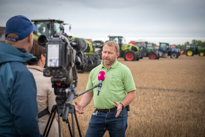 Wassersparend, bodenschonend, wirtschaftlich: Maschinenvorf&uuml;hrung zur ultraflachen Bodenbearbeitung mit mehr als 40 Ger&auml;ten in Sehnde (Region Hannover).