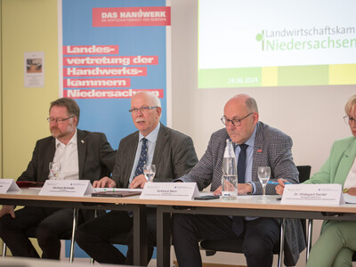 Pressekonferenz der Landesvertretung der Handwerkskammern Niedersachsen e.V. (LHN) und der Landwirtschaftskammer Niedersachsen (LWK) am 24.06.2024 in Hannover-Ahlem zu gemeinsamen Handlungsempfehlungen zur St&auml;rkung des l&auml;ndlichen Raumes.