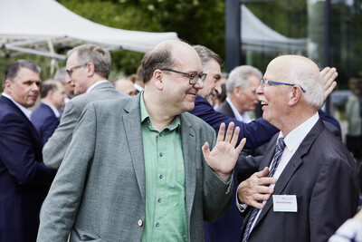 Niedersachsens Umweltminister Christian Meyer (M.) und Kammerpr&auml;sident Gerhard Schwetje beim Festakt zum 125-j&auml;hrigen Bestehen der Landwirtschaftskammer Niedersachsen am 21.05.2024 in Hannover-Ahlem.