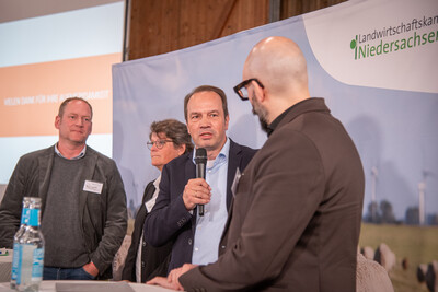 Landvolk-Vizepr&auml;sident und Zauntag-Moderator J&ouml;rn Ehlers (2.v.r.) befragt Melvin Raabe aus dem Umweltministerium.