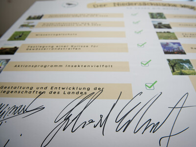 Pressekonferenz der Allianzpartner der Vereinbarung Der Niedersächsische Weg in Hannover: Am 29.10.2020 wurden die ausgehandelten Eckpfeiler für mehr Natur- und Artenschutz vorgestellt und diese erneut mit einer Unterschrift bekräftigt. - © Wolfgang Ehrecke Pressekonferenz der Allianzpartner der Vereinbarung Der Niedersächsische Weg in Hannover: Am 29.10.2020 wurden die ausgehandelten Eckpfeiler für mehr Natur- und Artenschutz vorgestellt und diese erneut mit einer Unterschrift bekräftigt.