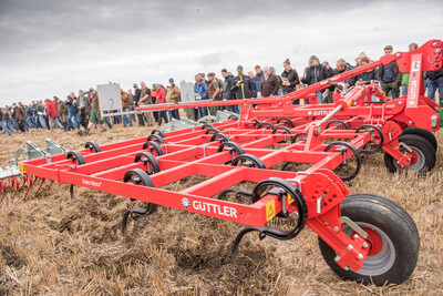 Wassersparend, bodenschonend, wirtschaftlich: Maschinenvorf&uuml;hrung zur ultraflachen Bodenbearbeitung mit mehr als 40 Ger&auml;ten in Sehnde (Region Hannover).