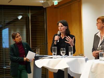 Agrarministerin Miriam Staudte (M.) während der Präsentation der Fortschritte des Niedersächsischen Wegs am 13.03.2025 in Berlin.