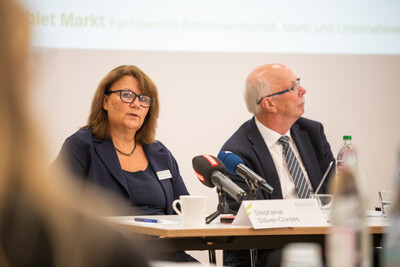LWK-Marktexpertin Stephanie St&ouml;ver-Cordes (l.) und Kammerpr&auml;sident Gerhard Schwetje w&auml;hrend der Ernte-Pressekonferenz am 03.09.2026 in Hannover-Ahlem.