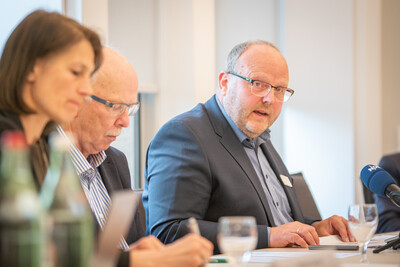 Reno Furmanek (r.), bei der Landwirtschaftskammer Leiter des Gesch&auml;ftsbereichs Pflanzenschutzamt, D&uuml;ngebeh&ouml;rde, Inspektionsdienste, bei der Pressekonferenz zur Vorstellung des N&auml;hrstoffberichts 2024/25 am 15.06.2026.