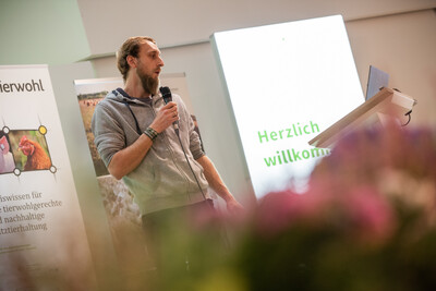 Landwirt J&ouml;rn Andresen sprach &uuml;ber seine Erfahrungen als sein Betrieb von der Avi&auml;ren Influenza betroffen war