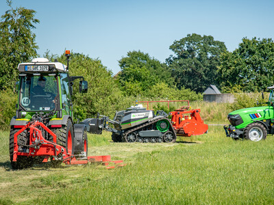 E-Traktoren und autonomer Feldroboter beim Praxistag Alternative Antriebsenergien für Landmaschinen am 01.07.2025 im LBZ Echem.