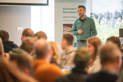 Dr. med. vet. J&ouml;rg Willig vom Rindergesundheitsdienst (Institut f&uuml;r Tiergesundheit, LUFA Nord-West) als Referent auf dem Milcherzeugertag 2025 in Rodenkirchen.
