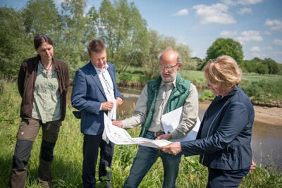 Ergebnisse und Herausforderungen der Nutriajagd: Fachleute der LWK, Vertreter*innen der J&auml;gerschaft sowie des Unterhaltungsverbandes am 11.05.2022 beim Treffen mit Agrarministerin Barbara Otte-Kinast an der Vechte bei Quendorf (Grafschaft Bentheim).