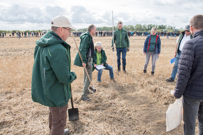 Wassersparend, bodenschonend, wirtschaftlich: Maschinenvorführung zur ultraflachen Bodenbearbeitung mit mehr als 40 Geräten in Sehnde (Region Hannover).