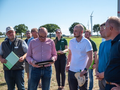 LWK-Vorstandsmitglied Markus Gerhardy (l.) begr&uuml;&szlig;t Matthias Miersch, Vors. der SPD-Bundestagsfraktion (r.)