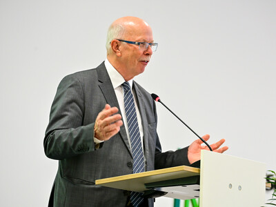 Kammerpr&auml;sident Gerhard Schwetje w&auml;hrend der &Uuml;bergabe der Meisterbriefe Hauswirtschaft 2025 in Hannover.