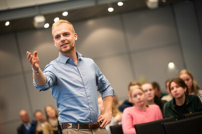 Agrarinfluencer Malte Messerschmidt, aka bauern_bengel, sprach zum Thema 'Sichtbar, stolz, Landwirt: Chancen f&uuml;r die neue Generation'.