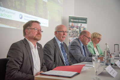 Pressekonferenz der Landesvertretung der Handwerkskammern Niedersachsen e.V. (LHN) und der Landwirtschaftskammer Niedersachsen (LWK) am 24.06.2024 in Hannover-Ahlem zu gemeinsamen Handlungsempfehlungen zur St&auml;rkung des l&auml;ndlichen Raumes.