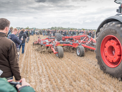 Wassersparend, bodenschonend, wirtschaftlich: Maschinenvorf&uuml;hrung zur ultraflachen Bodenbearbeitung mit mehr als 40 Ger&auml;ten in Sehnde (Region Hannover).