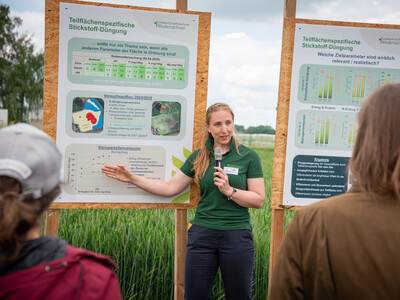 Caroline Benecke, bei der LWK Leiterin des Sachgebiets Pflanzenern&auml;hrung, D&uuml;ngung und N&auml;hrstoffmanagement, beim Fach-Event &bdquo;Zwischen Acker und App &ndash; Digitalisierung Ihres Pflanzenbaus&ldquo; auf der Dom&auml;ne Schickelsheim (K&ouml;nigslutter/Kreis Helmstedt).