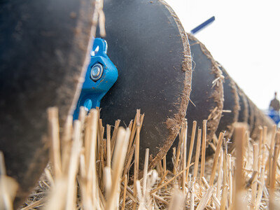 Wassersparend, bodenschonend, wirtschaftlich: Maschinenvorführung zur ultraflachen Bodenbearbeitung mit mehr als 40 Geräten in Sehnde (Region Hannover).