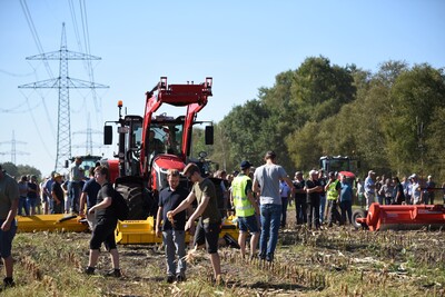Bei der Maschinenvorf&uuml;hrung &bdquo;Von der Aussaat bis zur Ernte &ndash; Techniken rund um den Maisanbau&ldquo; in Gyhum waren am 7. September 2023 insgesamt 60 Ger&auml;te und Maschinen im praktischen Einsatz zu erleben.