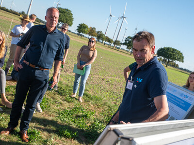 Dr. Knut Meyer (LBEG) informierte &uuml;ber Bodenbeschaffenheit und Funktionsweise des Sickerwasserversuchs