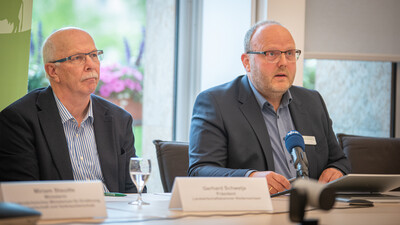 Reno Furmanek (r.), bei der Landwirtschaftskammer Leiter des Gesch&auml;ftsbereichs Pflanzenschutzamt, D&uuml;ngebeh&ouml;rde, Inspektionsdienste, und Kammerpr&auml;sident Gerhard Schwetje bei der Pressekonferenz zur Vorstellung des N&auml;hrstoffberichts 2024/25 am 15.06.2026.