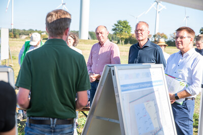 Gerald Burgdorf und Caroline Benecke erl&auml;uterten die ersten Ergebnisse aus Schw&uuml;blingsen aus pflanzenbaulicher Sicht